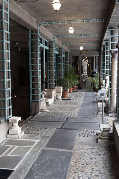 One of the open corridors adjacent to the courtyard | Musée de Isabella Stewart Gardner | les Etats-Unis