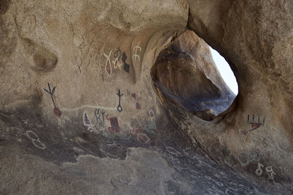 Foto van Petroglyphs carved onto the rock surface by native AmericansJoshua Tree - Verenigde Staten
