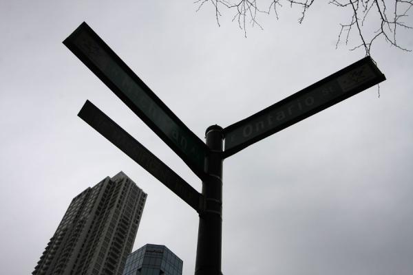 Picture of Magnificent Mile (United States): Looking up a street sign at the Magnificent Mile