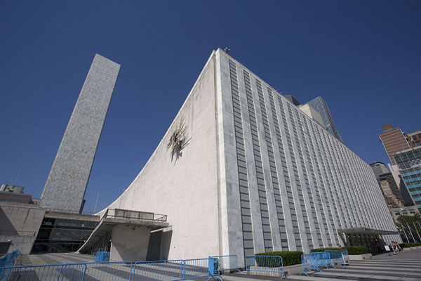 Picture of United Nations Headquarters (United States): General Assembly building seen from the Esplanade