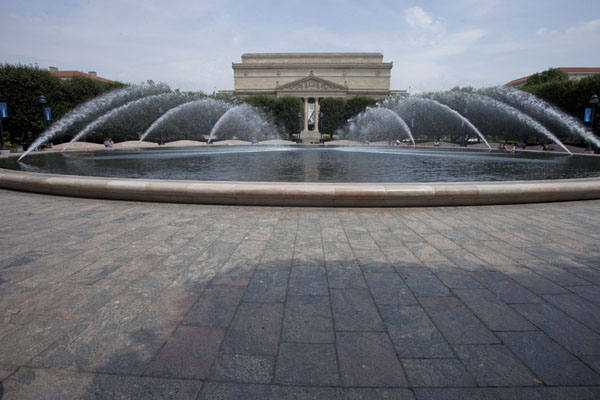Picture of The fountain in the Sculpture Garden, with the National Archives in the background