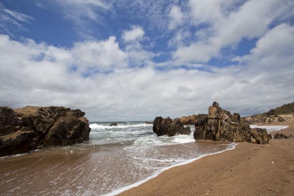 Foto de Uruguay (Rocks and sand on the beach of La Pedrera)