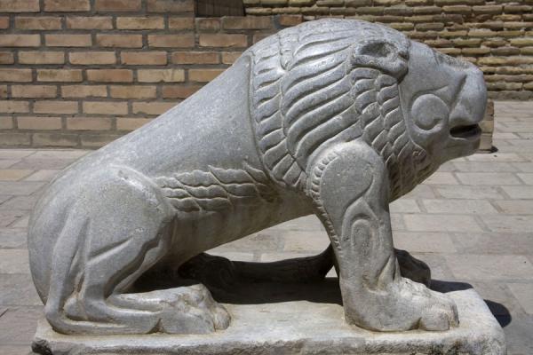 Statue of lion guarding the Coronation room | Bukhara Ark | Oezbekistan