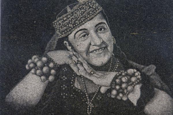 Foto van Jewish woman depicted in a charming way on a tombstoneBuchara - Oezbekistan