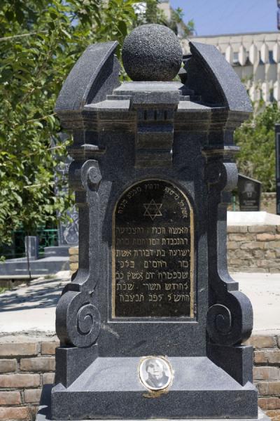 Grey-black tombstone at the Jewish Cemetery | Bukhara Joodse begraafplaats | Oezbekistan
