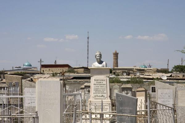Photo de Statue and tomb stones at the Jewish CemeteryBoukhara - Ouzbékistan