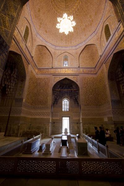 Tombstones of Timur and those close to him inside the Guri Amir mausoleum | Mausolée de Guri Amir | Ouzbékistan