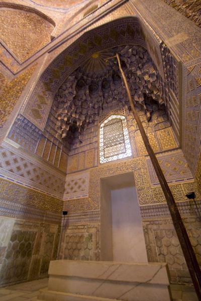 Arch of the Guri Amir mausoleum with pole and horsetail | Mausoleo de Guri Amir | Uzbekistán