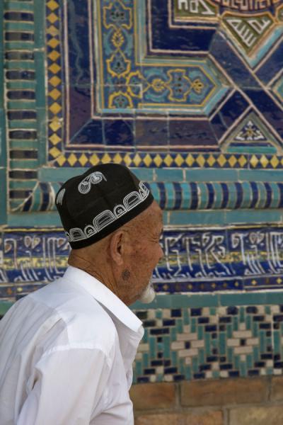 Uzbek Muslim walking past one of the mausolea | Shah-i-Zinda mausolea | Oezbekistan