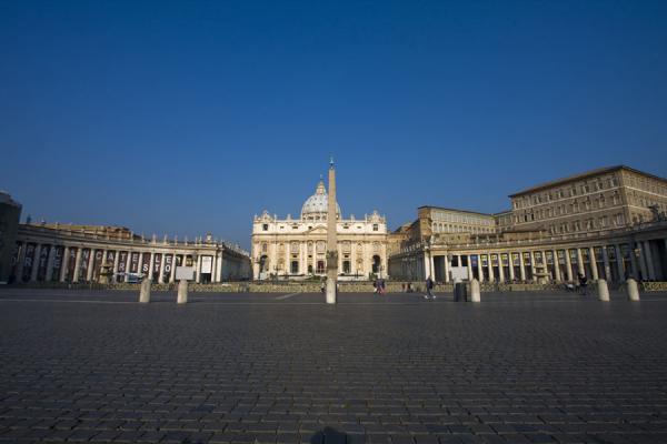 Foto di Citta del Vaticano (View of Saint Peters square and basilica)