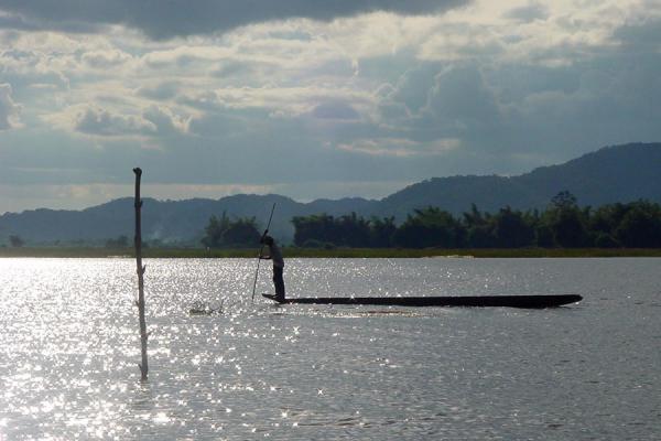 Foto van Fisherman on Lak LakeCentrale Hooglanden - Vietnam