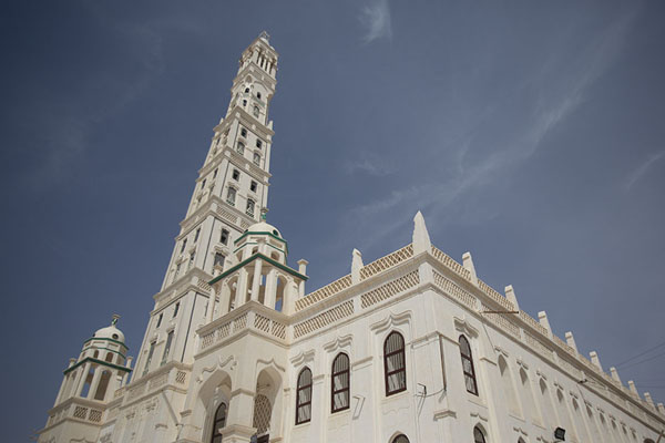 Looking up the mosque and minaret of Al Muhdar in Tarim | Al Muhdar minaret | Jemen