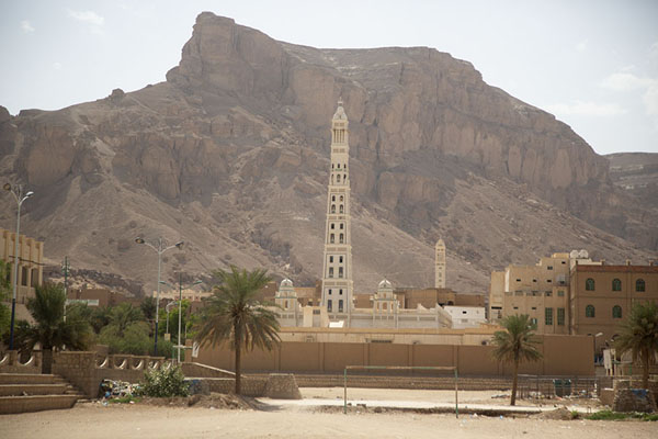 Picture of The tall minaret of Al Muhdar mosque seen from a distanceTarim - Yemen