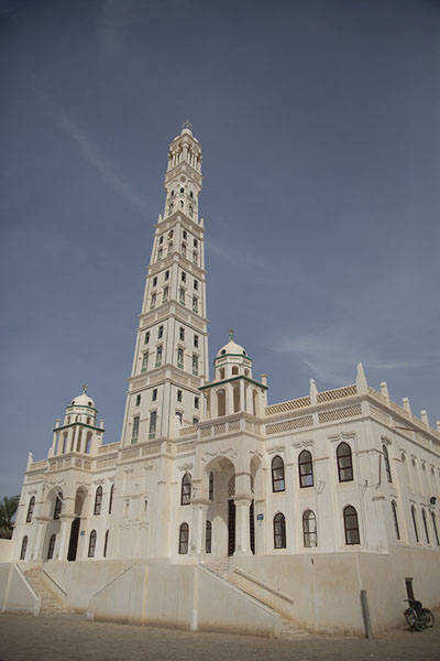 The white minaret of Al Muhdar mosque | Minareto di Al Muhdar | Yemen