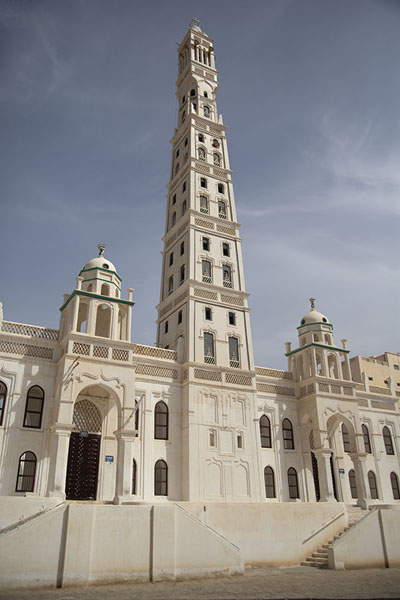 Picture of Al Muhdar mosque with its unmistakeable minaret - Yemen - Asia