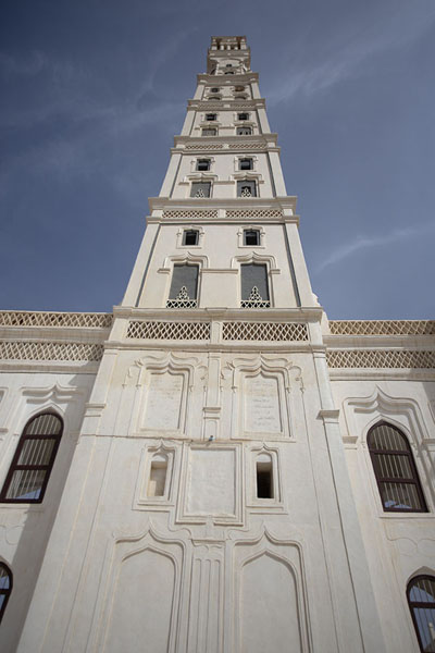 The tower of Al Muhdar mosque towers above the city | Al Muhdar minaret | Yemen