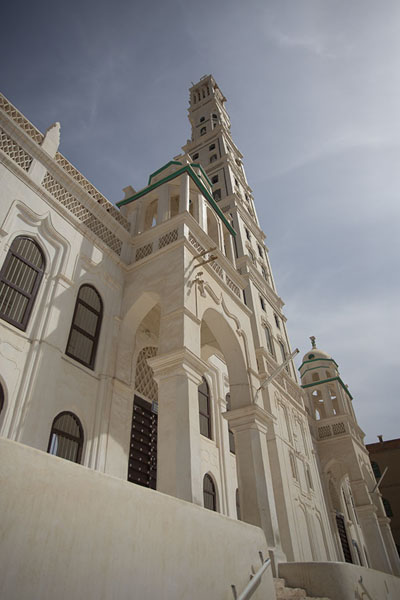 Picture of Al Muhdar minaret (Yemen): Looking up the mighty minaret of Al Muhdar mosque in Tarim