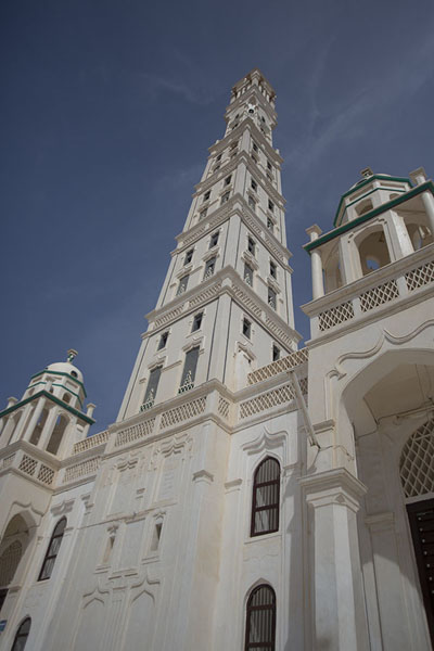 Looking up the tall minaret of Al Muhdar in Tarim | Minaret de Al Muhdar | Yémen