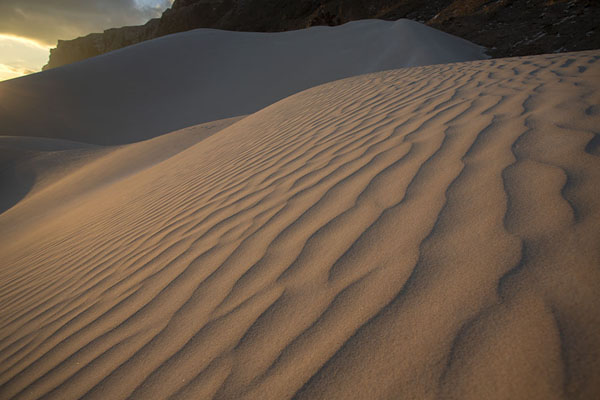 First rays of sunlight of the day reaching a sand dune of Arher | Arher zandduinen | Jemen