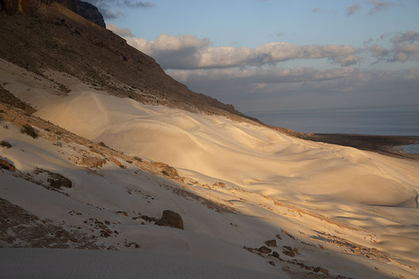 Foto van Early morning view over a sand dune at ArherArher - Jemen