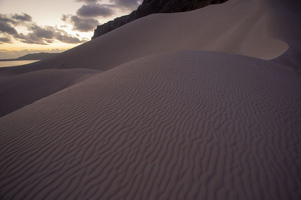 Foto di Sunrise over one of the sand dunes of ArherArher - Yemen