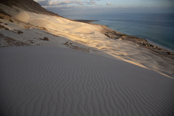 Foto van View from one of the sand dunes at sunriseArher - Jemen