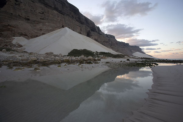 Photo de Sunset over the sand dunes of ArherArher - Yémen