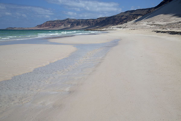Photo de The beach at the foot of the sand dunes of ArherArher - Yémen