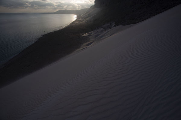 Sunrise from one of the steep sand dunes at Arher | Dunas de arena de Arher | Yemen