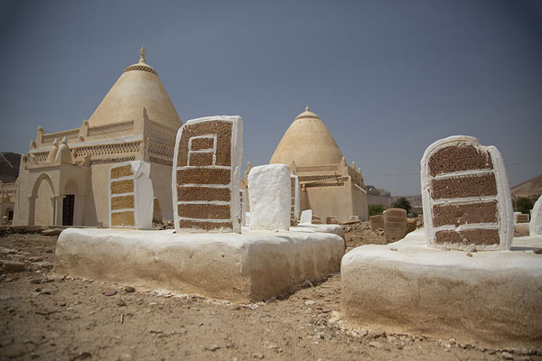 Foto di Yemen (Cemetery of Aynat with tombstones and mausolea)