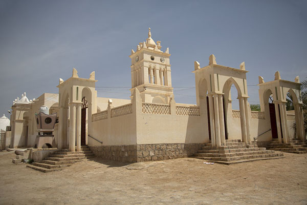 Picture of Aynat (Yemen): The entrance of the cemetery of Aynat with a small mosque