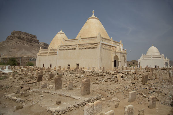 Photo de Cemetery of Aynat with tombstones and several of the Seven DomesAynat - Yémen