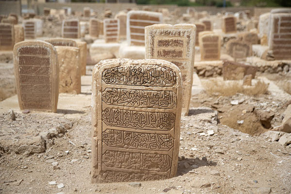 Foto de Cemetery of Aynat with tombstones - Yemen - Asia