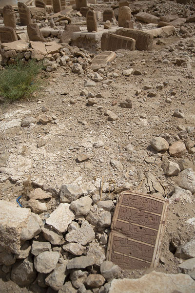 Foto van One of the tombs destroyed by Al Qaeda on the cemetery of AynatAynat - Jemen