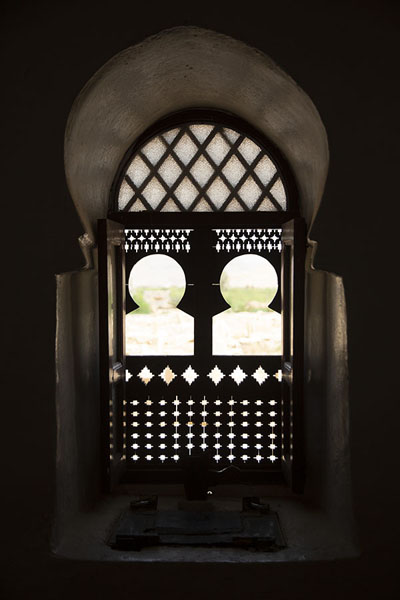 Foto di Window inside the tomb of a sufi in Aynat cemeteryAynat - Yemen