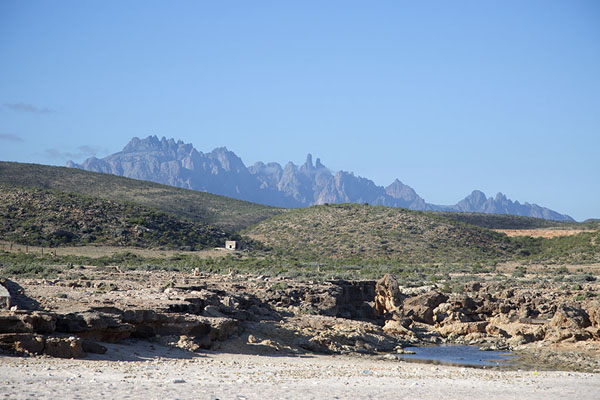 Looking towards the central Haggeher Mountains of Socotra from the beach of Delisha | Delisha | Yémen
