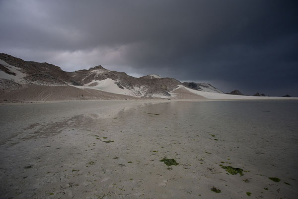 Photo de Beach at Detwash Lagoon with a dark skyLagune de Detwah - Yémen