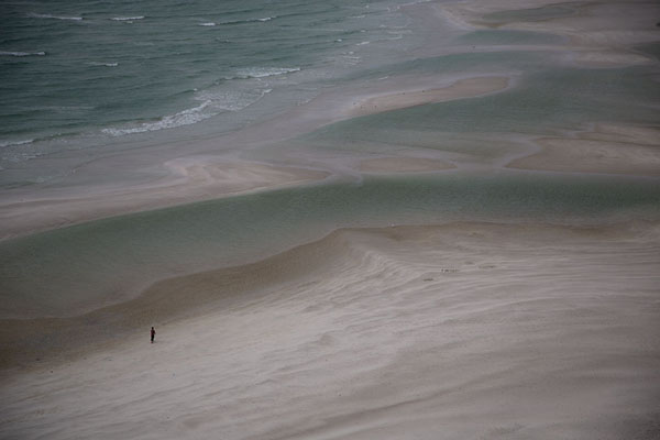 Foto van Lone person walking the beach of Detwah LagoonDetwah Lagune - Jemen