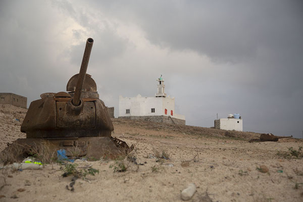 Russian tanks and mosque defending the western shores of Socotra | Detwah Lagune | Jemen