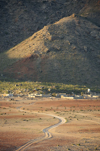Early morning view of the dirt track and village at the foot of the mountains near Dihamri | Dihamri Marine Protected Area | Yémen