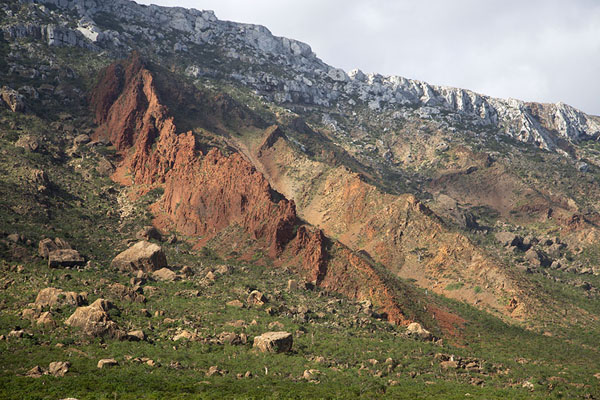 Foto van The mountain slopes on the way to the infinity poolHomhil - Jemen
