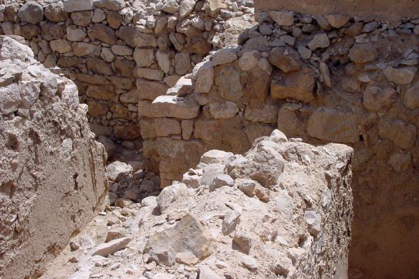 Walls of Husn al Urr on top of the hill | Wadi Hadramawt | Yémen
