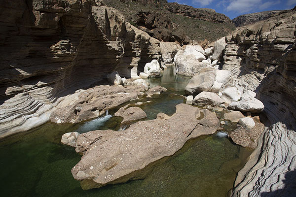 Foto di Natural rocky pools in the canyon of KallissanKallissan - Yemen