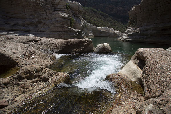 Foto de Small rapids in one of the pools of Kallissan - Yemen - Asia