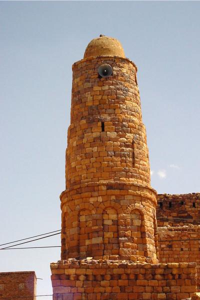 Foto di One of the lovely minarets in Kawkaban - constructed from stone like all buildingsKawkaban - Yemen