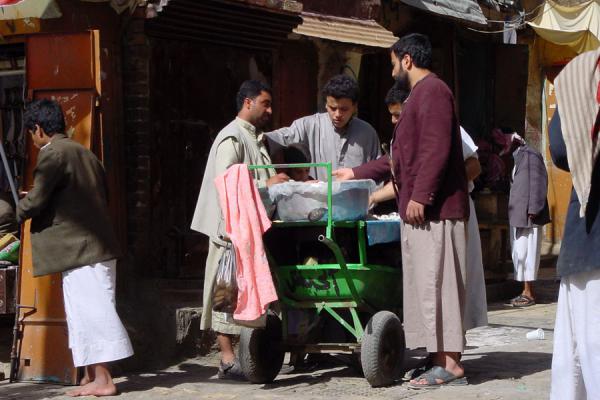 Selling something to eat on the market | San'a suq | Yemen