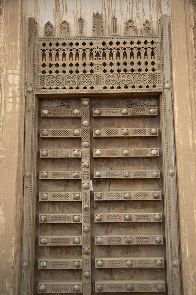 Photo de Richly decorated wooden door in an adobe house in ShibamShibam - Yémen