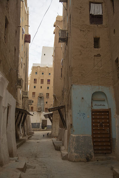 Photo de One of the narrow alleys of adobe buildings in ShibamShibam - Yémen