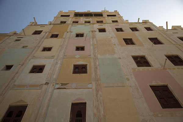 Foto van Looking up one of the enormous painted adobe houses in Wadi DawanWadi Dawan - Jemen