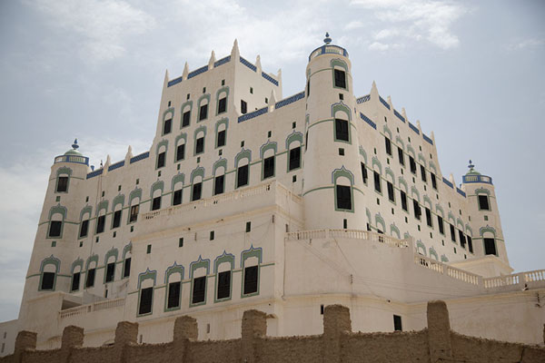 Palace of Seiyun, one of the world's largest mud structures | Wadi Hadramaut | Yemen